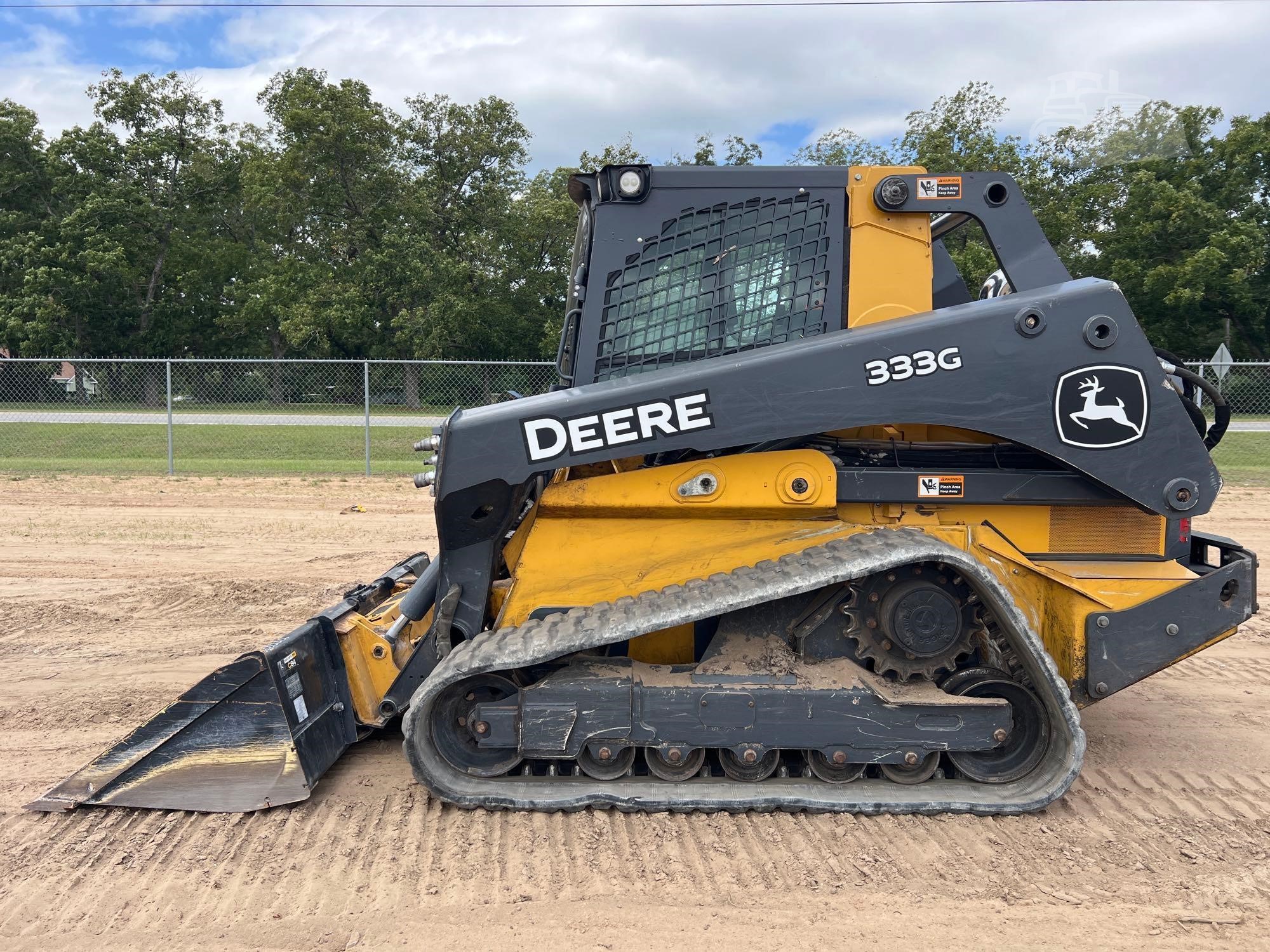2022 John Deere 333G alt